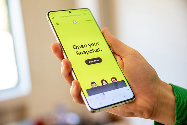 How do you Half-Swipe on Snapchat? A Secret Guide