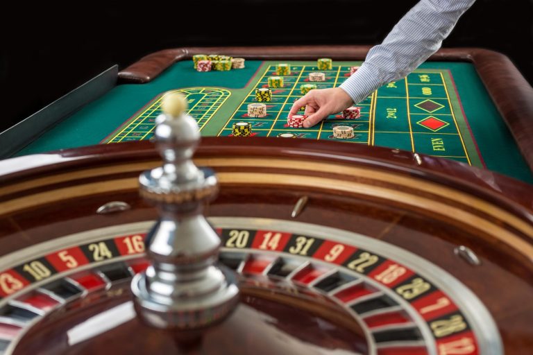 Beginner’s Guide to Casino Etiquette: Do’s and Don’ts at the Tables