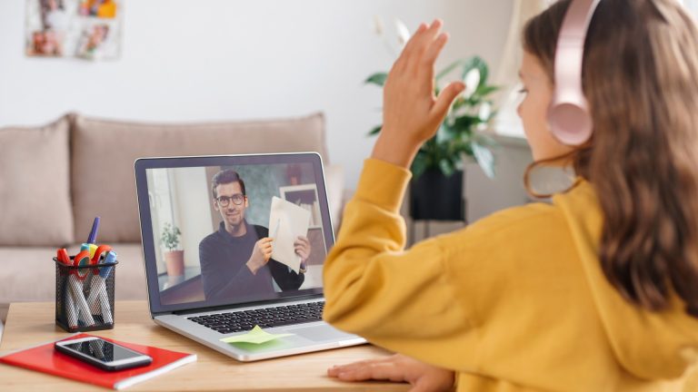 How Online Tutors Support Team-Based Physics Projects and Lab Work