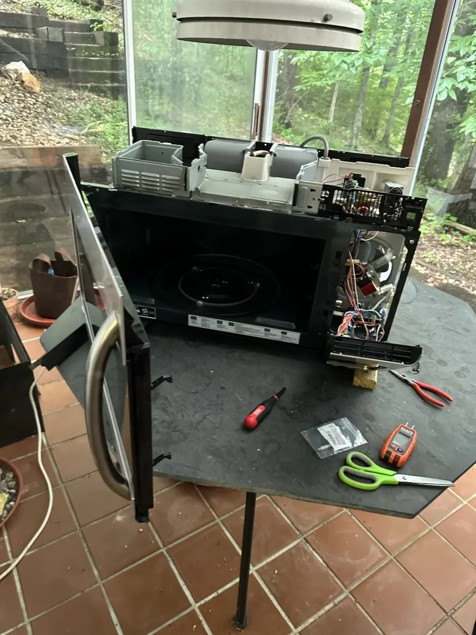 When Should You Schedule Professional Microwave Repair Services?